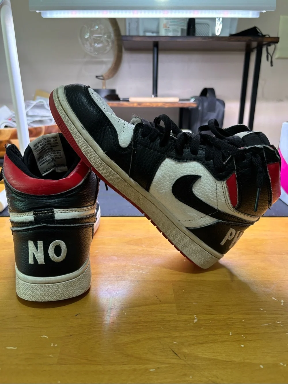 NIKE AIR JORDAN 1 YOUTH SNEAKERS.